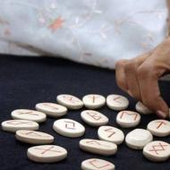 Fortune telling online about a loved one's relationship using runes